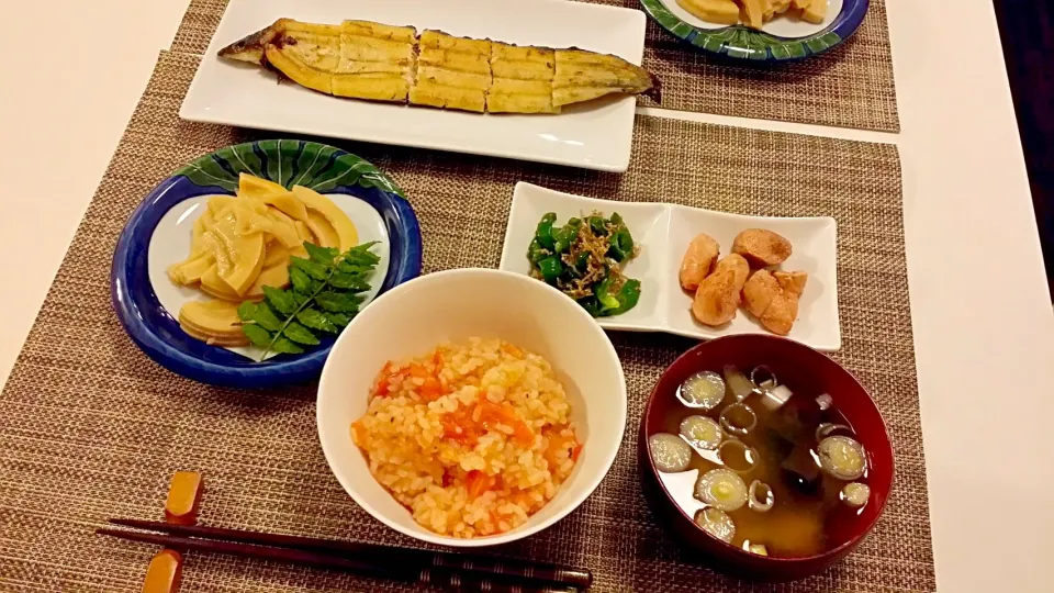 今日の夕食　鰻の塩焼き、たけのこの煮物、ピーマンとじゃこの炒め物、焼き明太子、トマトの炊き込みご飯、わかめの味噌汁|pinknari🐰🌈さん