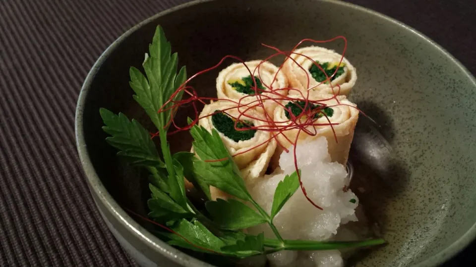 セリと菊花の焼きあげ巻き天つゆ仕立て|おちゃわんさん