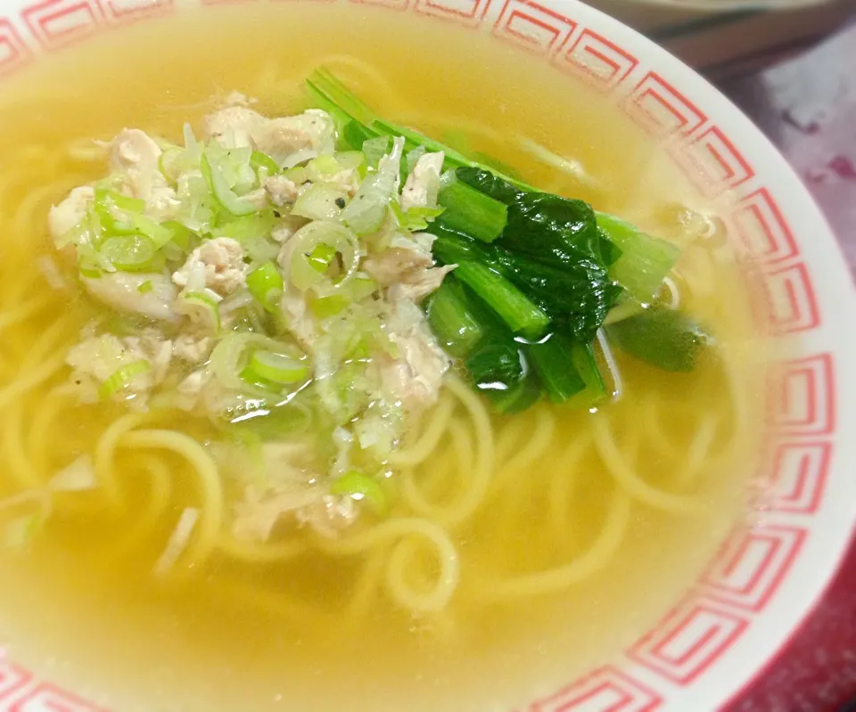 Snapdishの料理写真:昼ごはん 鶏ラーメン   焼きそば麺を使用。すでに茹でてあるからレンチンでOK!生麺茹でる鍋と手間が省けた！|ぽんたさん