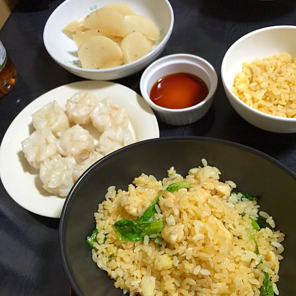 今日の晩ご飯は、ささみとサラダ菜の炒飯、えびシュウマイ、かぶのお酢煮。|ゆえさん