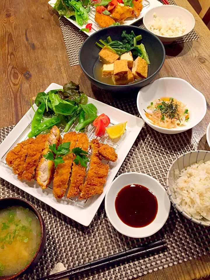 今日の晩御飯💛チキンカツ🍗厚揚げと小松菜の煮物🌿新玉ねぎのおかかポン酢🍃大根と油揚げ、えのきのお味噌汁✨|まみりんごさん