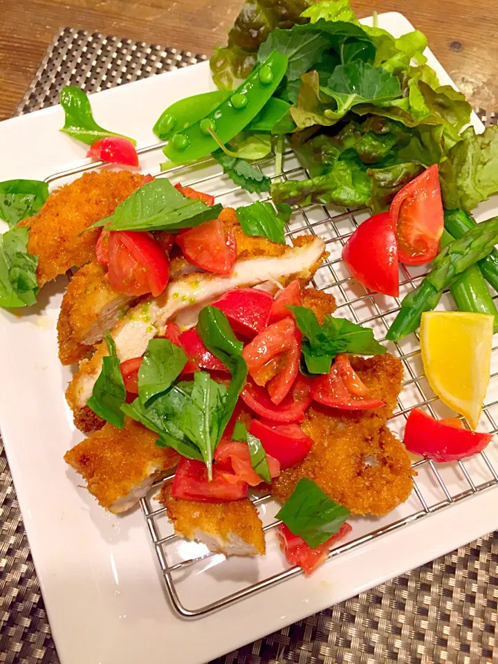 私は胸肉で、フルーツトマトとバジル乗せチキンカツ🍗🍅🍃|まみりんごさん