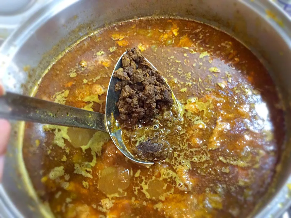 Snapdishの料理写真:連休のカレー作り 2日目 カレー粉を溶かしていきます。 鶏肉も崩れてきました。 今夜にはぐちゃぐちゃになります。|Takeshi  Nagakiさん