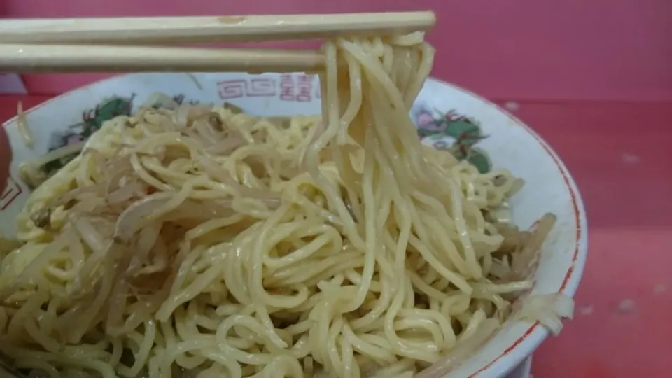 麺は意外にも。|エキチョーさん