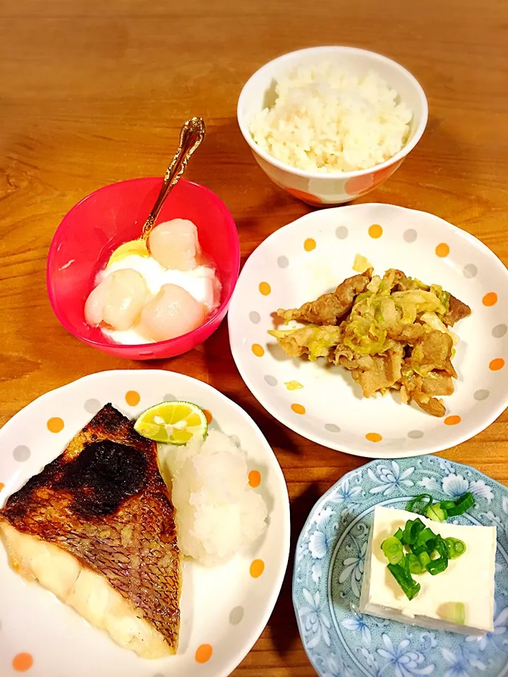 鯛の塩麹漬け、冷ややっこ、お昼のあまりの炒め物、ヨーグルトとライチ。|pepiさん