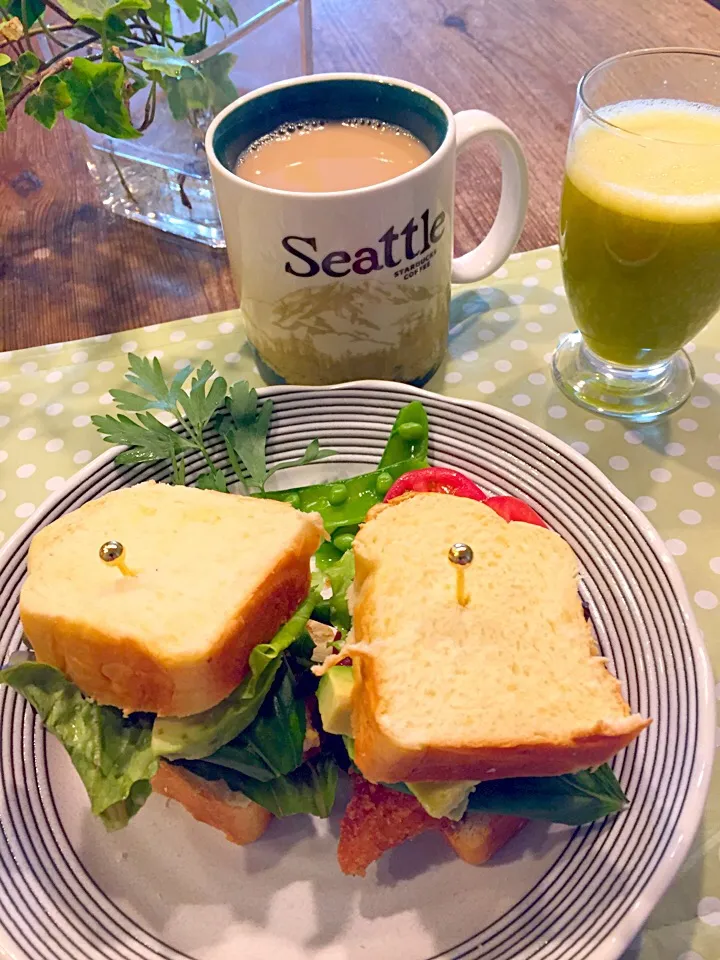 休日ブランチ🍴☕️🍃チキンカツの残りでチキンカツサンド🍗🍞✨|まみりんごさん