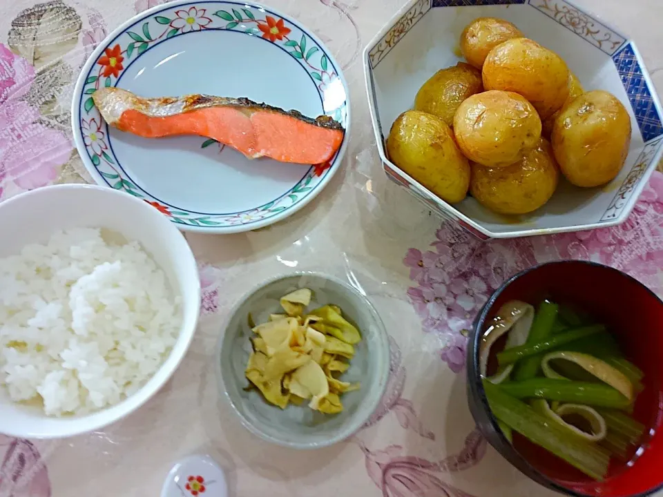 新じゃがの煮転がし😉焼き鮭😁大根の皮のハリハリ漬け😊小松菜のおすまし|たえさん