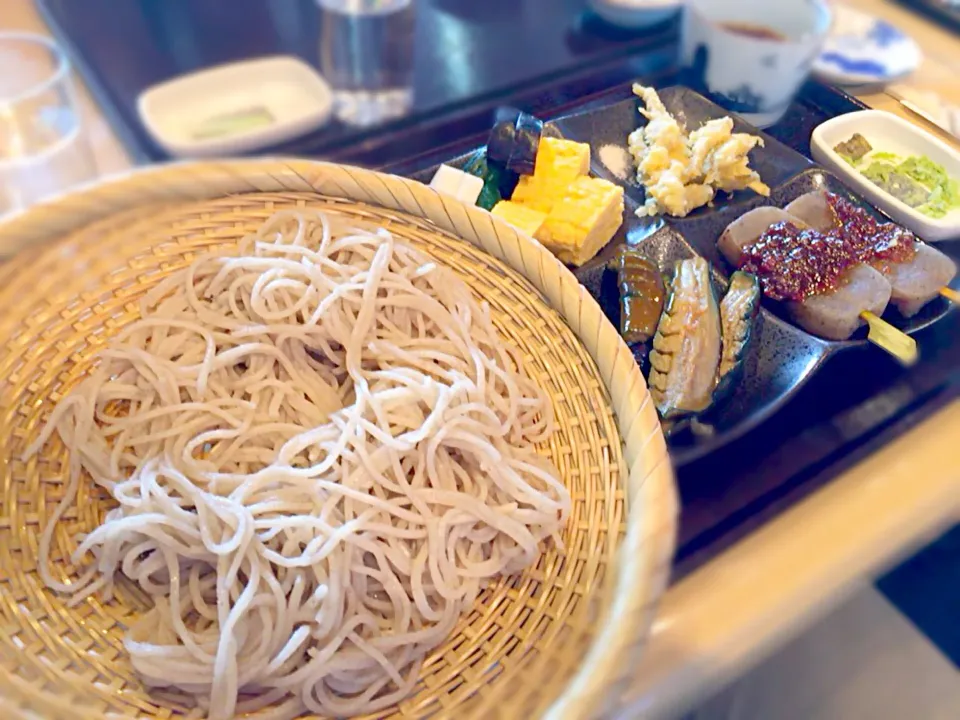 山中湖の湖畔にあるちょっと落ち着いた雰囲気のお蕎麦屋さん。十割蕎麦と、わかさぎの天麩羅など付け合わせが食べ放題なのです。いただきまーす♪|ASuzukiさん