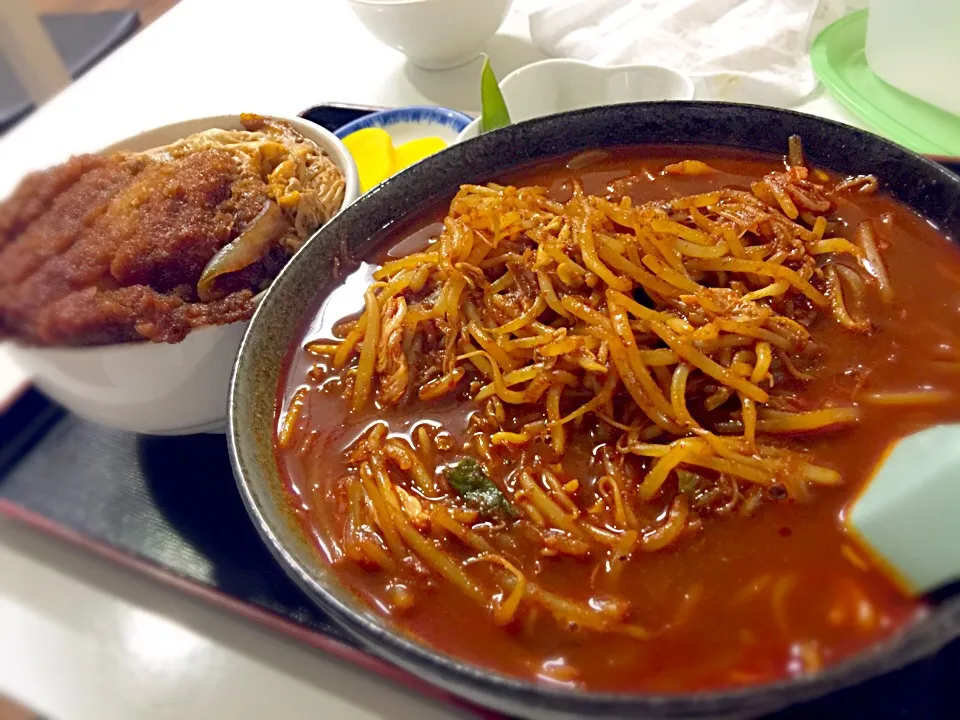 激辛ラーメンとカツ丼。|tsuyoshiさん