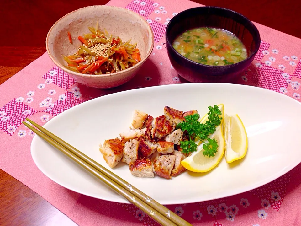 5月3日の夕食《むね肉のカリカリ焼き&人参とゴボウのきんぴら&トマト🍅と山芋の味噌スープ》|akkoさん