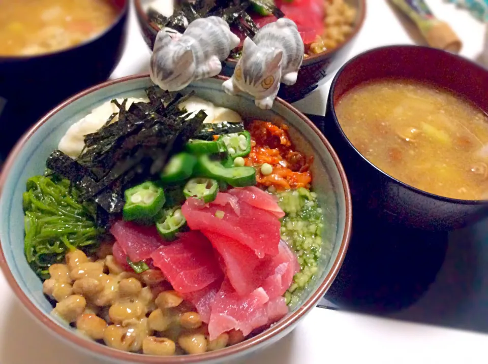 ズルズル  ネバネバづくし丼
めかぶ、オクラ、納豆、大和芋、山形のだし、キムチ味のだしにマグロの中落ち
味噌汁はナメコで！|Takeshi  Nagakiさん