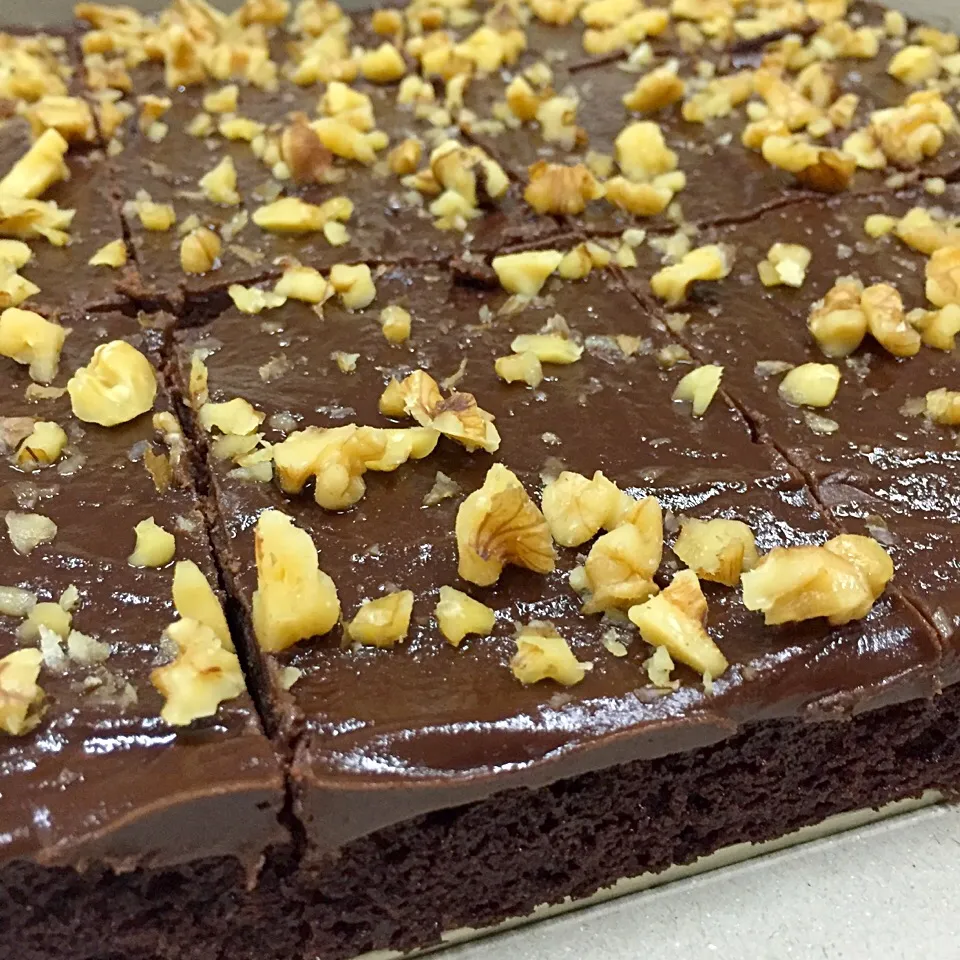 Brownies with Nutella glaze topped with chopped walnuts|Amy Aliyyaさん