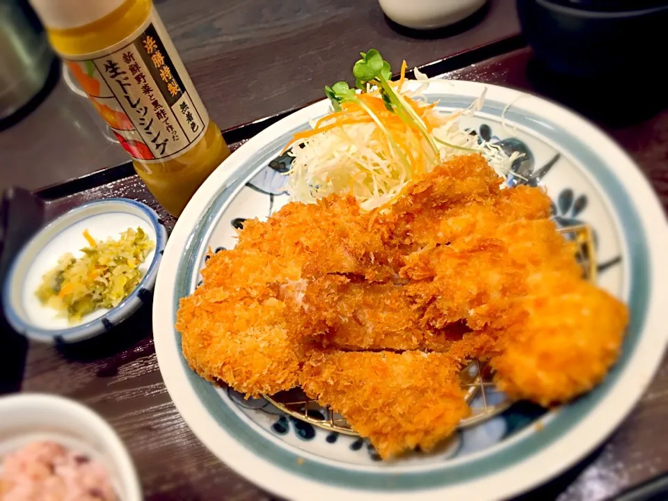 Snapdishの料理写真:コンビかつ定食@浜勝
ロース、ヒレ、チキン|きっしーさん