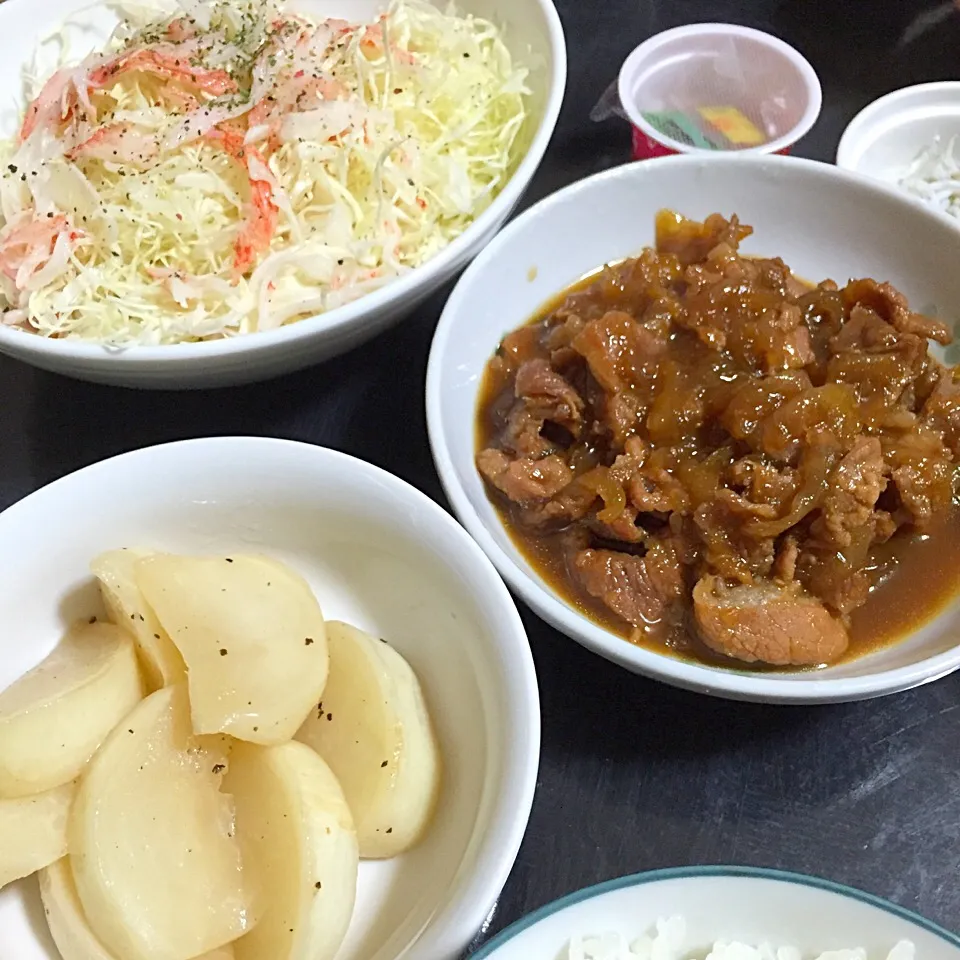 今日の晩ご飯は、豚肉の時雨煮(玉ねぎ入り)、カニカマとキャベツのサラダ、かぶのお酢煮。|ゆえさん