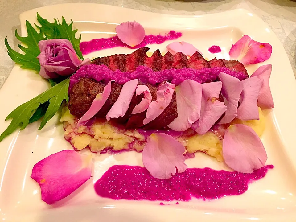 牛肉のロースト❤️エディブルフラワーの薔薇添え|いしいまきさん