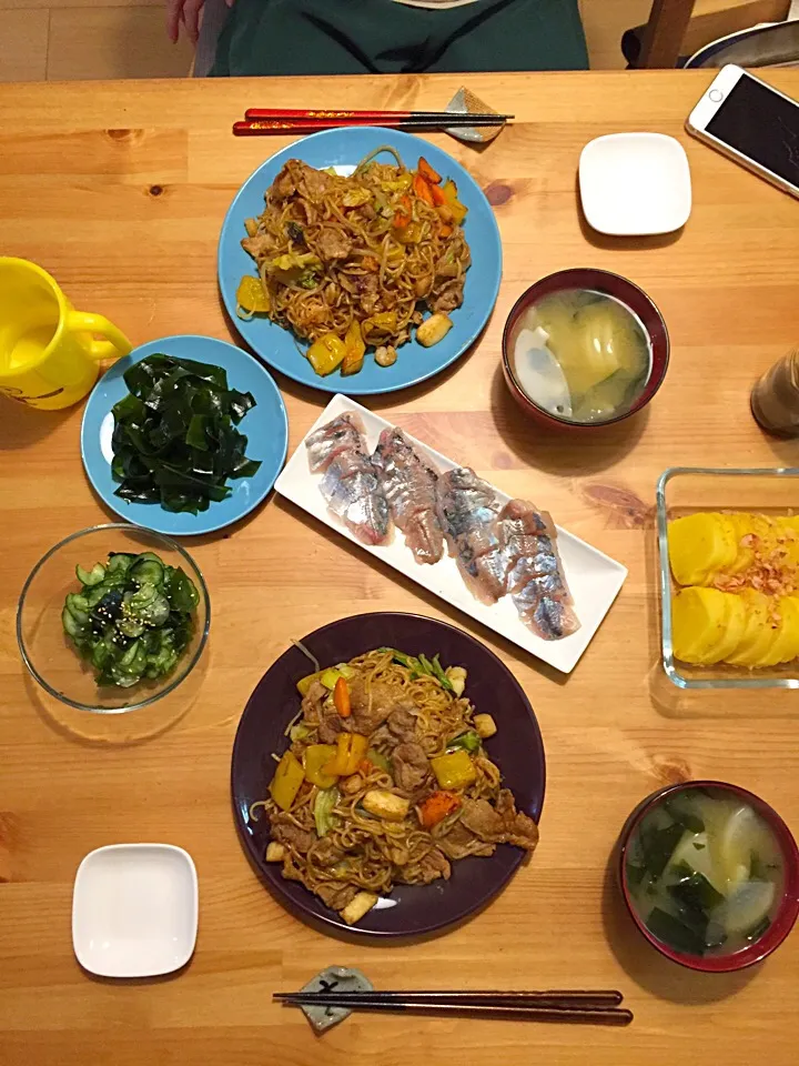 シーフード焼きそば、鯵のお造り、お刺身わかめときゅうりの酢の物。|Daisuke Kasaharaさん