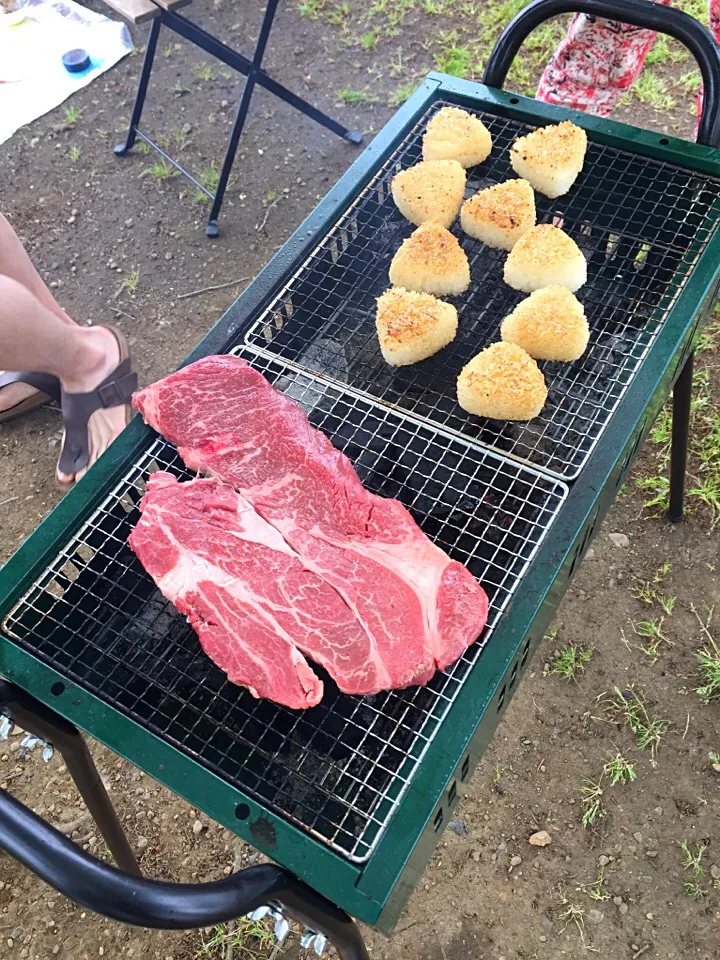 でっかい肩ロースステーキ、焼きおにぎり。バーベキューで豪快に|Daisuke Kasaharaさん