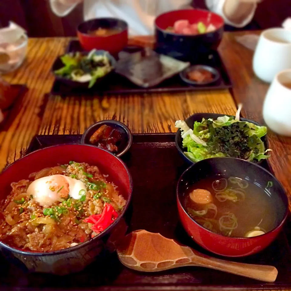 銀シャケ屋の「特製スタミナ丼」😋|ジヌ美さん