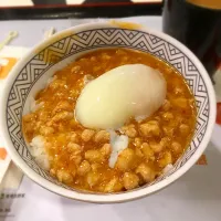 Snapdishの料理写真:月見豚肉蓋飯|WJ Jaoさん