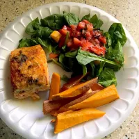 Baby spinach with homemade ginger & strawberry dressing and 4 oz salmon|agnesjakes27@gmail.comさん