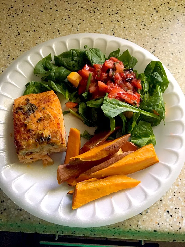 Baby spinach with homemade ginger & strawberry dressing and 4 oz salmon|agnesjakes27@gmail.comさん