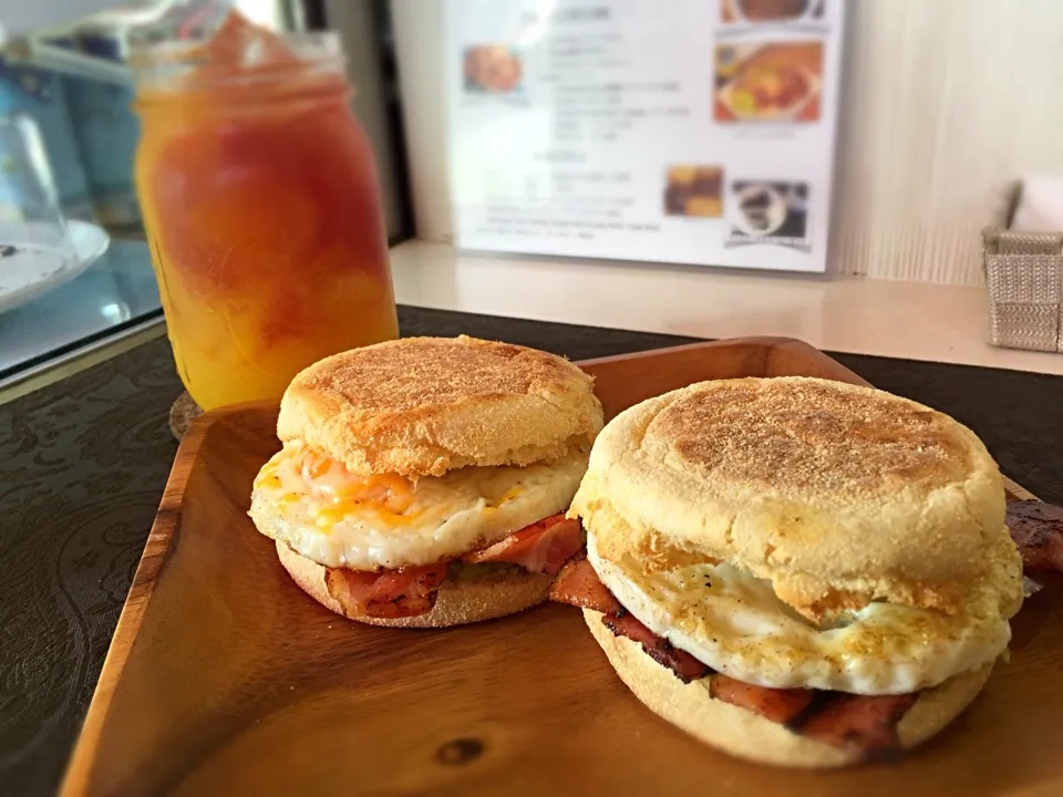 Bacon, Egg Avocado English Muffins with Juice Cocktail|Samuel Naylorさん