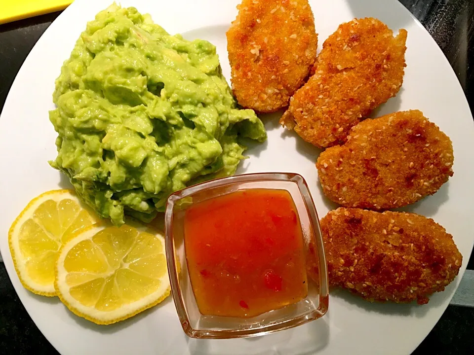 Homemade guacamole with vegan nuggets and sauce, yummy!|Tony Stewartさん