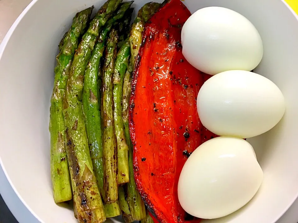 Roasted red peppers, coconut oil grilled asparagus, and boiled eggs for lunch|Tony Stewartさん