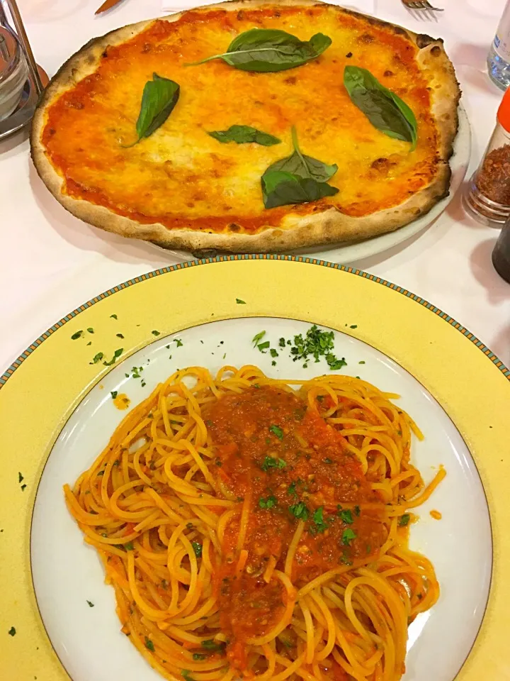 Pizza Margherita and Pasta, Florence, Italy---AMAZINGLY good!|Tony Stewartさん