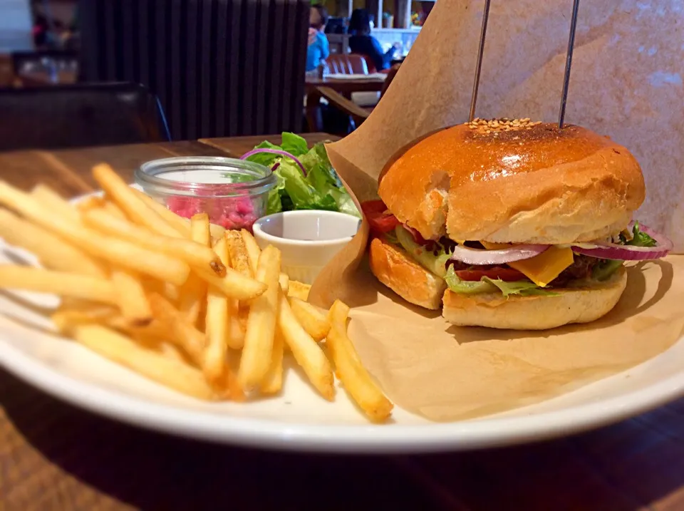 Snapdishの料理写真:チーズハンバーガー🍔😋|アライさんさん