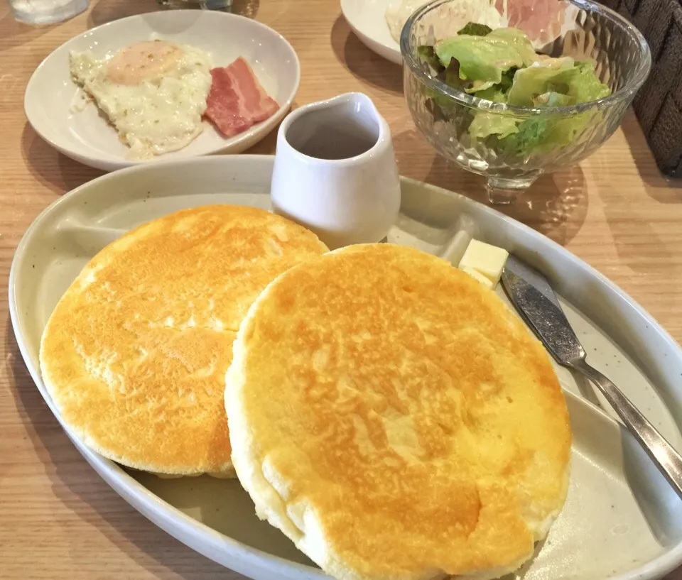 今日のモーニングはパンケーキ。こんなフワフワのスフレ的なん初めてかも。コレはたまらんす。注文してから泡立てて1人で作らはるから、お時間に余裕のあるときに…。|たけうちさん