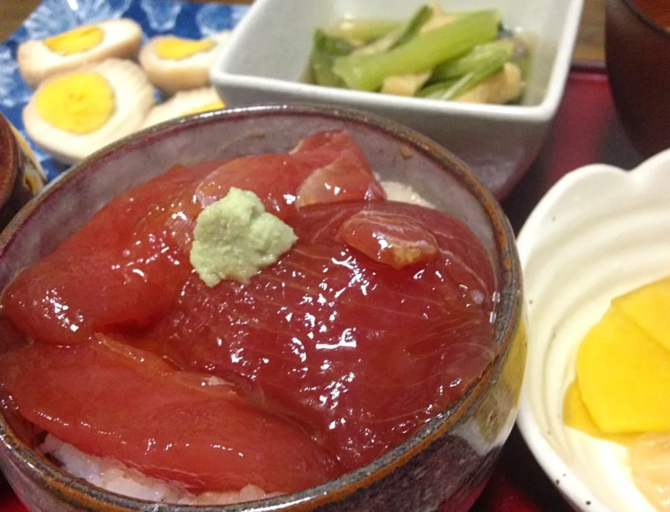 Snapdishの料理写真:晩ごはん まぐろ漬け丼 小松菜としめじの煮浸し 煮卵 たくあん きのこの味噌汁|ぽんたさん