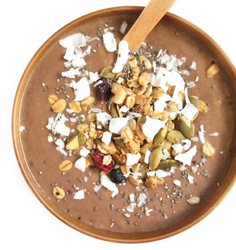 Dark chocolate smoothie bowl with homemade granola, coconut flakes and chia seeds|coxiella24さん