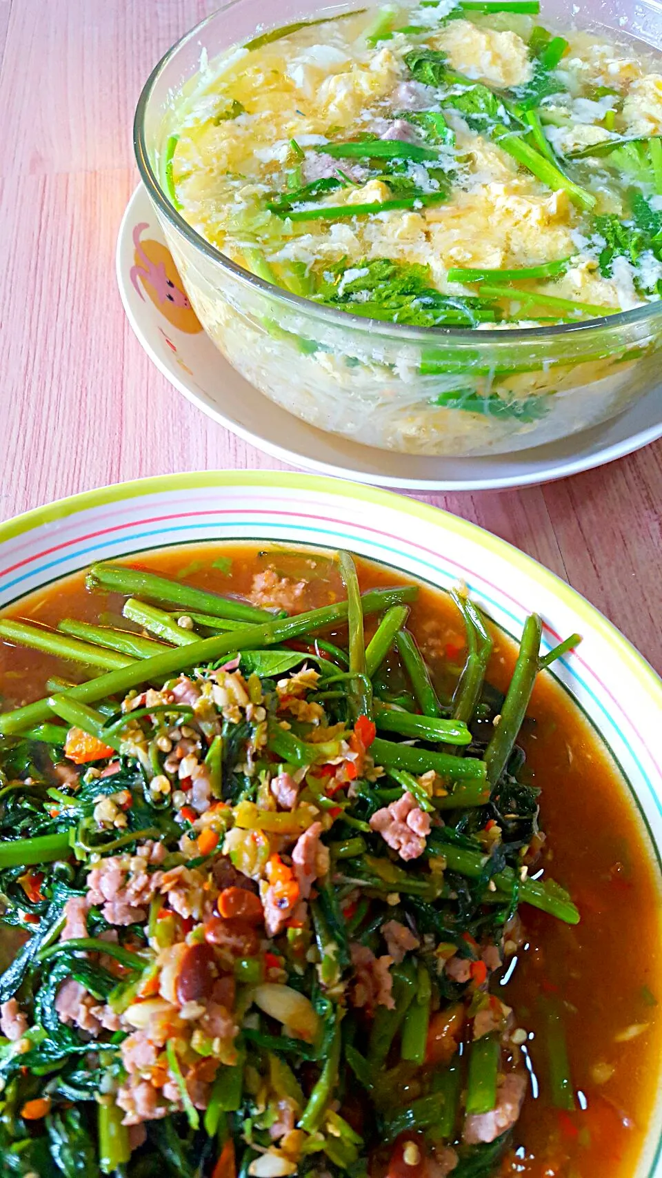 "ผัดผักบุ้งไฟแดง/ไข่น้ำ" 🌿🐣
(Stir-Fried Chinese Morning Glory/Omelet soup)
เที่ยงนี้ทำไรกินง่ายๆ หละ หิว...😋|🌴Papa Naughty...(new id)🍹さん