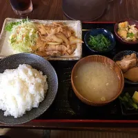 Snapdishの料理写真:豚バラ生姜焼定食|chamifumiさん