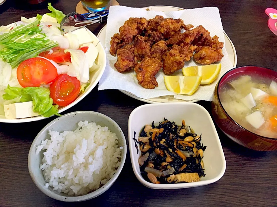 Snapdishの料理写真:今日の夕食 唐揚げ 豆腐サラダ ひじきの炒め煮 けんちん汁|ともぴさん