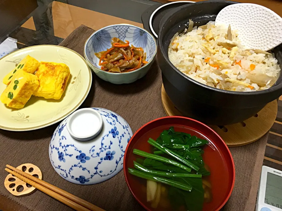 今日の夕飯

鯛めし
きんぴらごぼう
インゲン入りだし巻き玉子
しめじ、えび、ほうれん草のお吸い物|Miyuさん