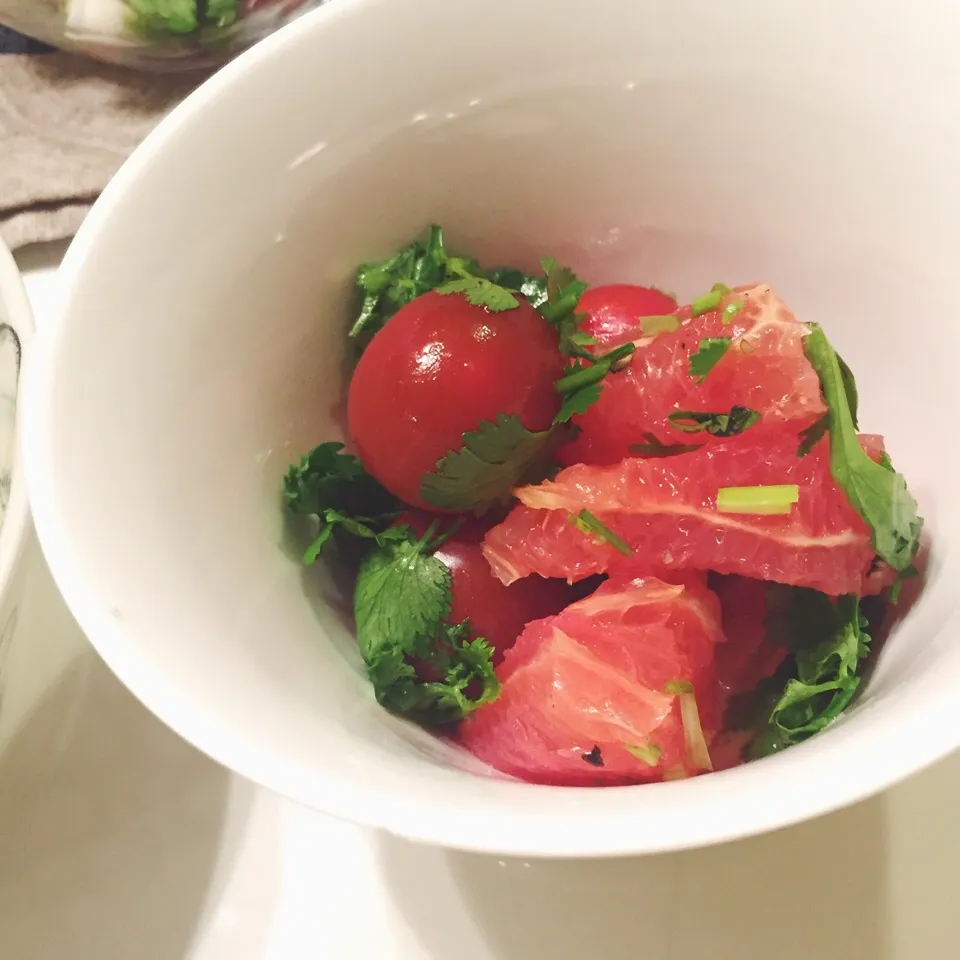 Snapdishの料理写真:tayukoさんの料理 My Favorite ❤️ Pink-Grapefruits , Tomatoes and Cilantro Salad 🍅🌿🍊🍴 パクチー好きにはたまらない👍🏼ピンクグレープフルーツ、トマト、山盛りパクチーサラダ😘|麻紀子さん