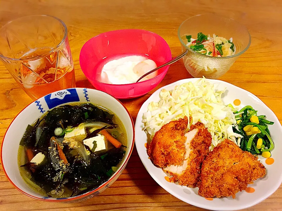 Snapdishの料理写真:チキン胸肉のカツ。サラダほうれん草とコーン、ひじきの中華スープ、素麺、ヨーグルト。|pepiさん