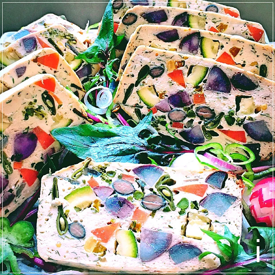 izoomの料理 モザイクみたいなチキンのテリーヌ風 切る時が楽しいよ♪ 【Mosaic chicken terrine】|izoomさん