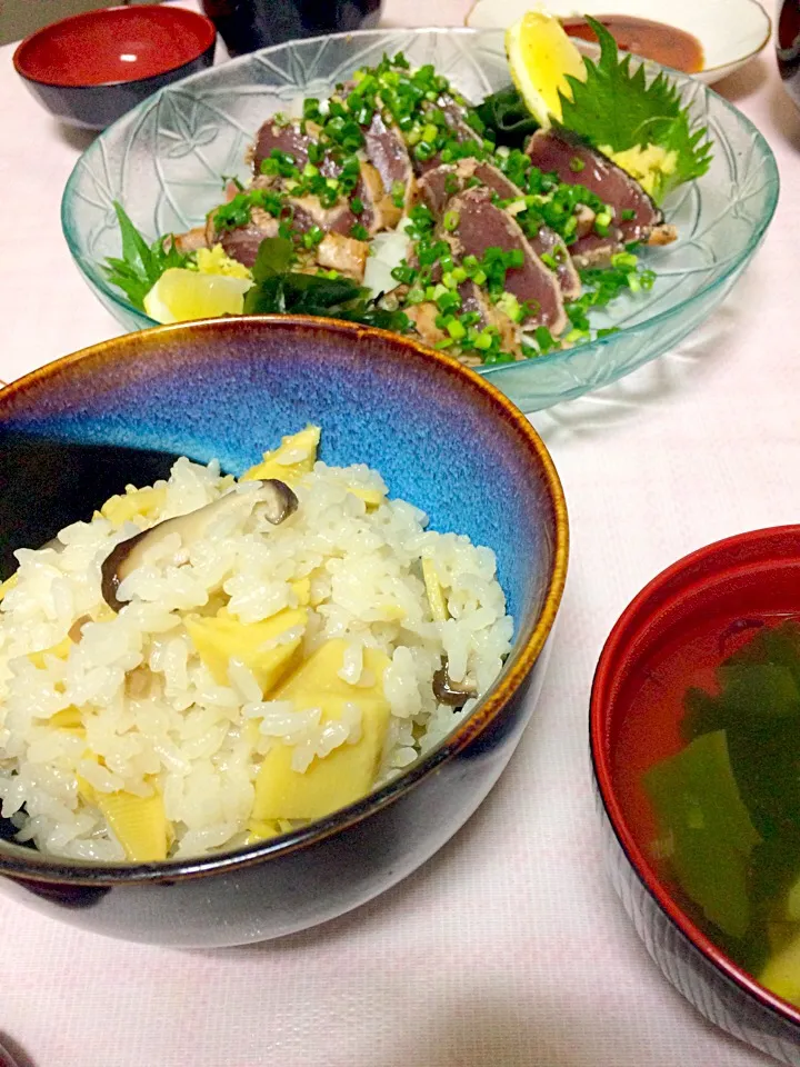 筍ご飯にお吸い物、カツオのたたきを新玉ねぎとミョウガ、シソ、ネギ、ニンニク生姜、薬味たっぷりです。|ナタママさん