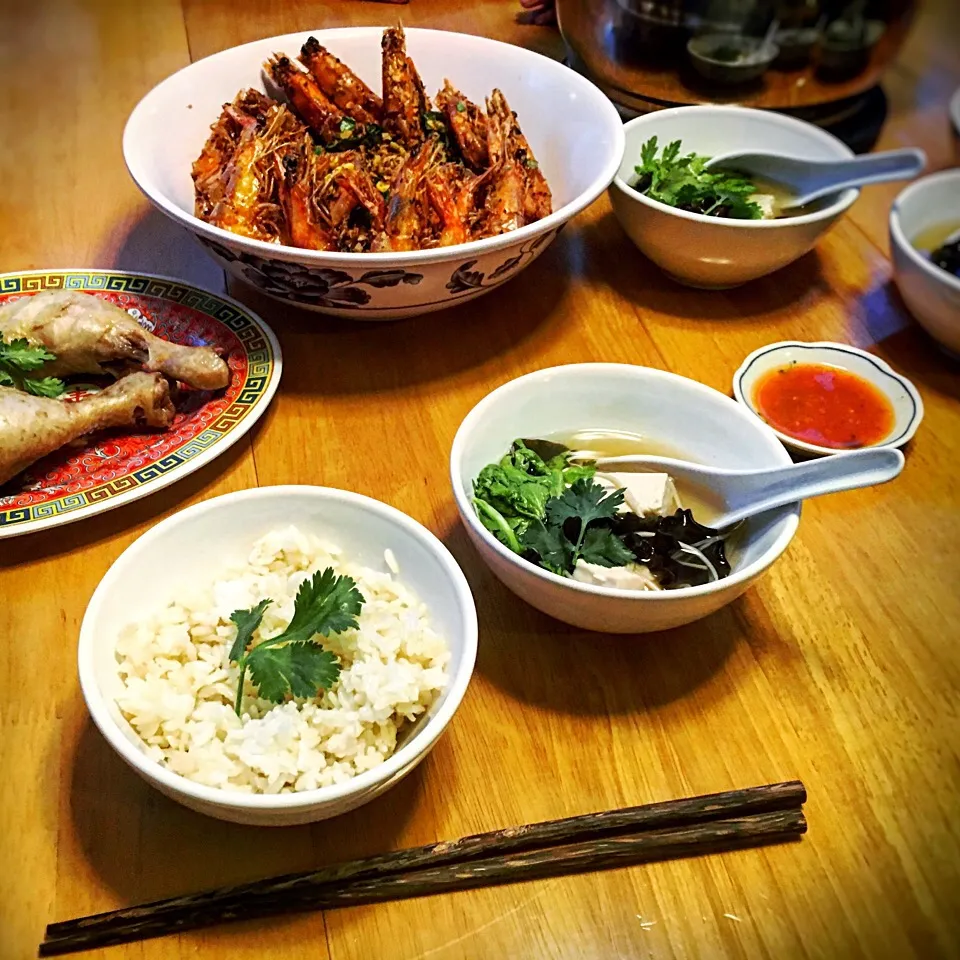 Singaporean Hainanese Chicken Rice and Crispy Cereal Prawns served with Dried Scallops Tofu Soup|SweeTeaさん