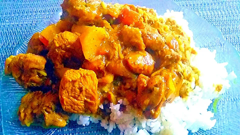 Spicy Turkey in a Rich Ginger Curry Sauce on a Bed of Steamed and Fluffy White Rice.|Juan Simmsさん