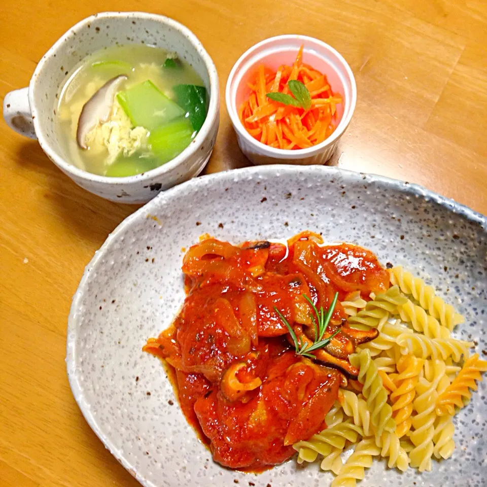 今日のおウチカフェ
・チキンのトマトソース煮パスタ添え
・青梗菜のスープ
・ニンジンラペ|Yu Yu mamaさん