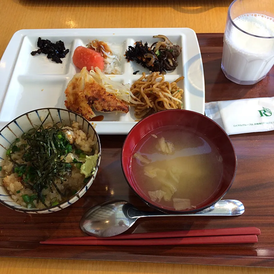 Snapdishの料理写真:朝ごはん☆ひつまぶし☆餃子☆焼きそば☆浜松ご当地グルメ三昧〜♡2016/05/05|ちび太さん