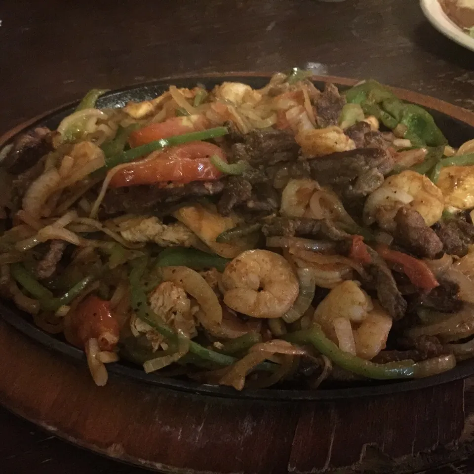 Getting our eat on before Cinco de Mayo #shrimpchickensteakfajita|Richard Thompsonさん