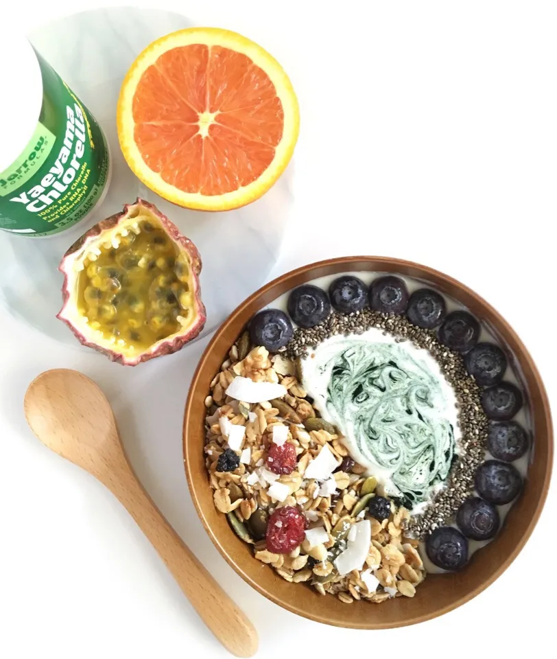 Greek yogurt with fruits, granola and chlorella|coxiella24さん