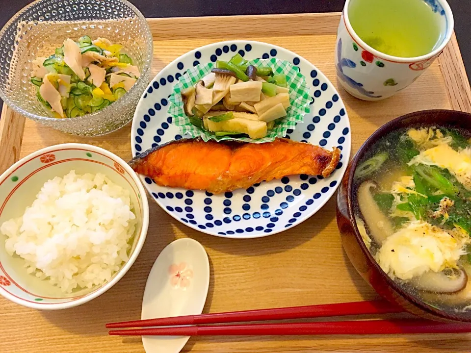 …とある日の朝ごはん🍳 （塩鮭さん🐟、小松菜とエリンギとお揚げさんの煮浸し、きゅうりとパプリカのマリネ、椎茸たっぷりの玉子スープ）|Tinaさん