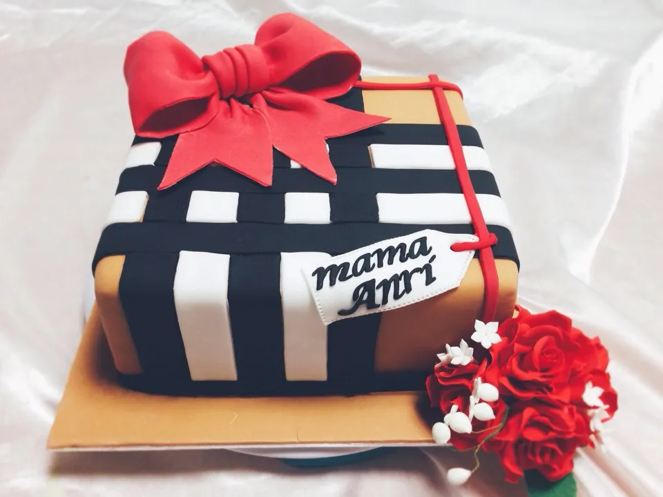 Snapdishの料理写真:Burberry fondant cake|Marisa Gushikenさん