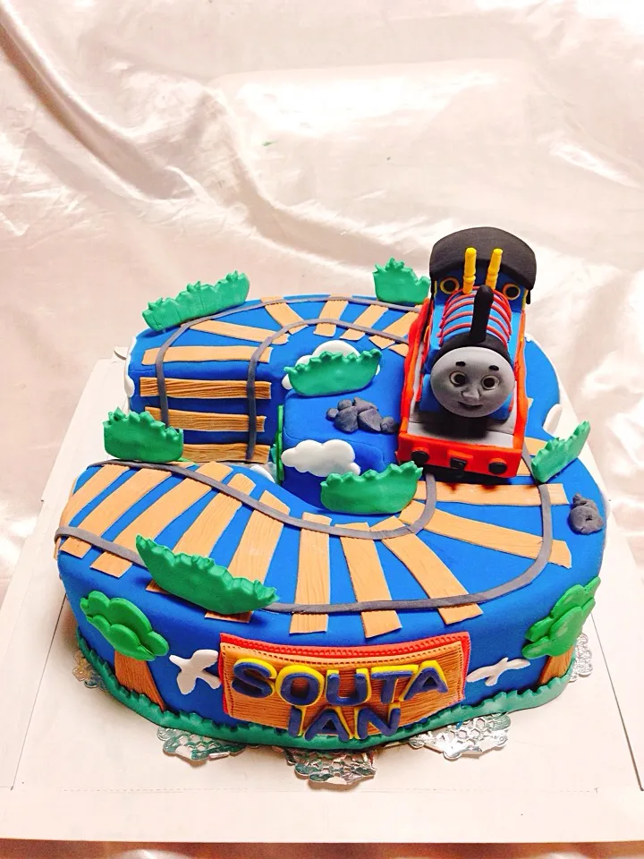 Snapdishの料理写真:Thomas 3 year fondant cake|Marisa Gushikenさん